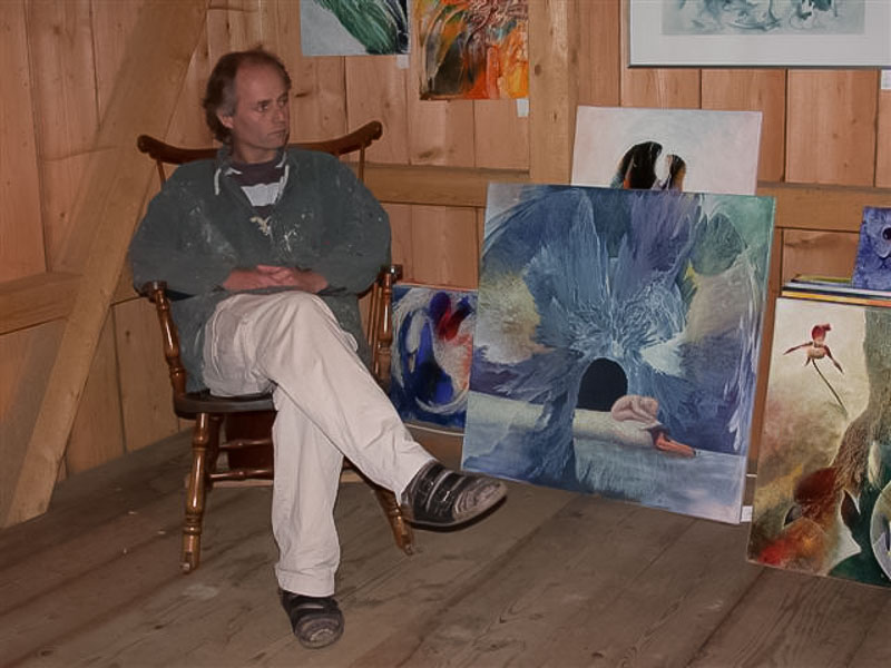 Der Künstler Thomas Kiene vor einem seiner Bilder